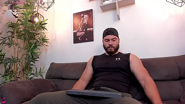 Snapshot of SebastianVilla_ chatting on 10.28.25 SebastianVilla online show from 10.28.25