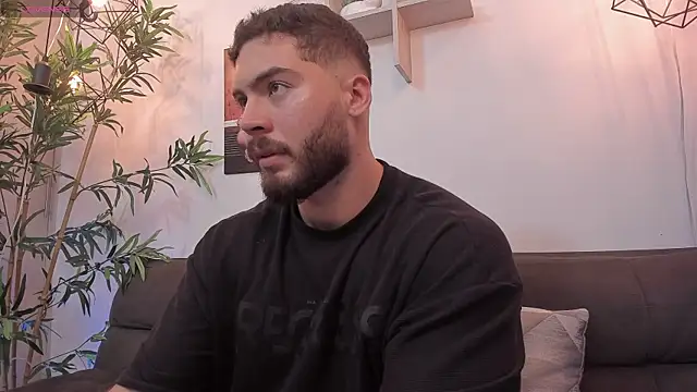 Snapshot of SebastianVilla_ chatting on 11.27.25 SebastianVilla online show from 11.27.25