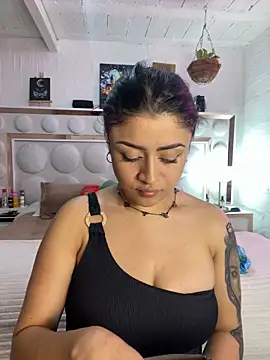 Snapshot of lucianaroy chatting on 01.29.25 lucianaroy online show from 01.29.25