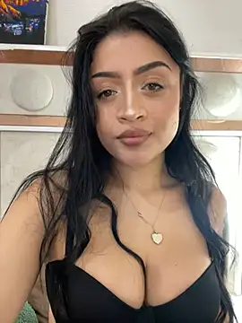 Snapshot of lucianaroy chatting on 02.11.25 lucianaroy online show from 02.11.25