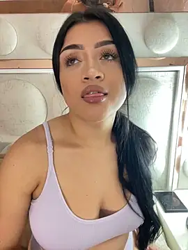 Snapshot of lucianaroy chatting on 02.28.25 lucianaroy online show from 02.28.25