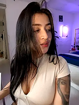 Snapshot of lucianaroy chatting on 09.30.25 lucianaroy online show from 09.30.25