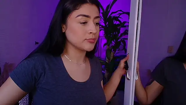 Snapshot of lucianaroy chatting on 10.03.25 lucianaroy online show from 10.03.25