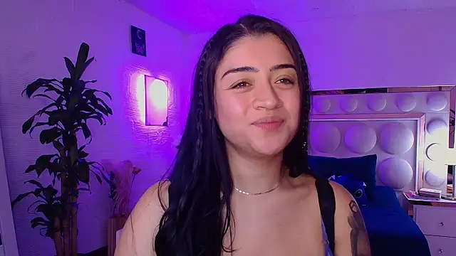 Snapshot of lucianaroy chatting on 10.10.25 lucianaroy online show from 10.10.25