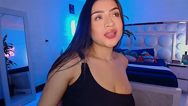 Snapshot of lucianaroy chatting on 10.15.25 lucianaroy online show from 10.15.25