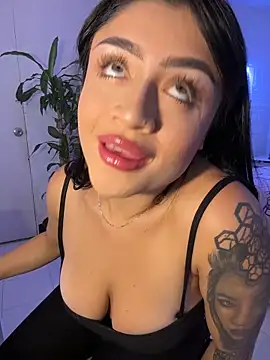 Snapshot of lucianaroy chatting on 11.20.25 lucianaroy online show from 11.20.25