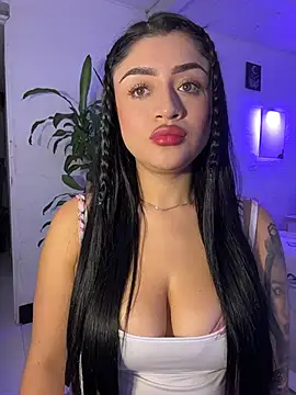 Snapshot of lucianaroy chatting on 12.16.25 lucianaroy online show from 12.16.25