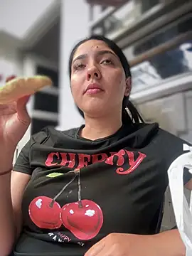 Snapshot of MarianaBenz chatting on 02.07.25 MarianaBenz online show from 02.07.25