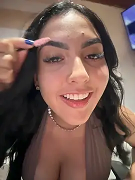 Snapshot of MarianaBenz chatting on 10.31.25 MarianaBenz online show from 10.31.25