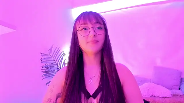 Snapshot of Gloomydoll chatting on 10.04.25 Gloomydoll online show from 10.04.25