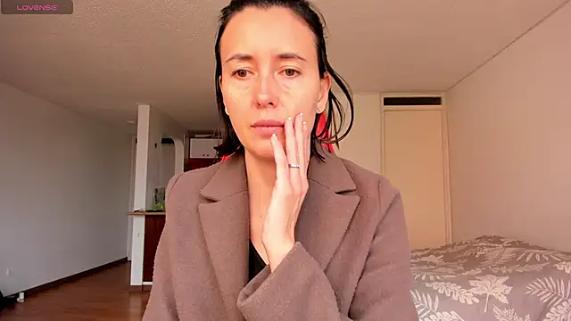 zoe jeane beker online show from 12.11.24