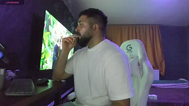 Snapshot of Eduu2322 chatting on 11.10.25 Eduu2322 online show from 11.10.25