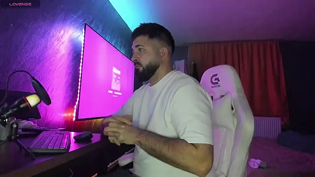 Snapshot of Eduu2322 chatting on 12.17.25 Eduu2322 online show from 12.17.25