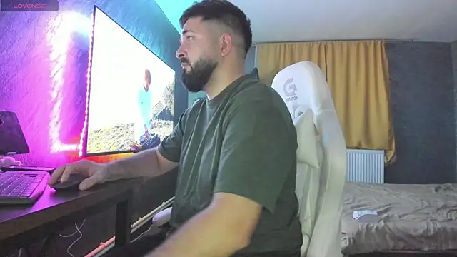 Snapshot of Eduu2322 chatting on 12.20.25 Eduu2322 online show from 12.20.25