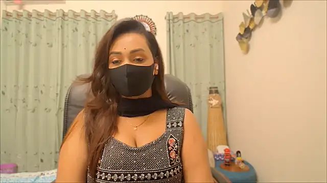 Snapshot of OH-Monica chatting on 12.15.25 OH-Monica online show from 12.15.25