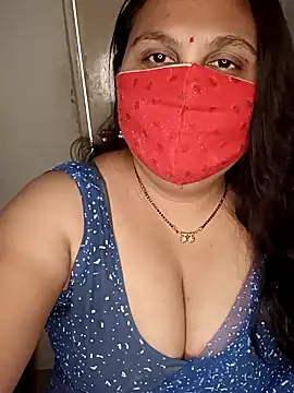 Snapshot of Love-priya chatting on 12.16.24 Love-priya online show from 12.16.24