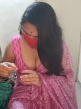 Snapshot of Love-priya chatting on 01.01.25 Love-priya online show from 01.01.25