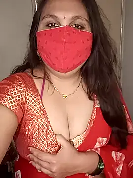 Snapshot of Love-priya chatting on 01.11.25 Love-priya online show from 01.11.25