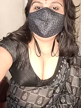 Snapshot of Love-priya chatting on 03.08.25 Love-priya online show from 03.08.25