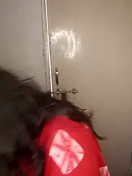 Snapshot of Love-priya chatting on 03.10.25 Love-priya online show from 03.10.25