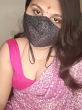 Snapshot of Love-priya chatting on 03.11.25 Love-priya online show from 03.11.25