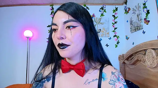 Snapshot of Teresa_Moon_ chatting on 10.31.25 Teresa Moon online show from 10.31.25