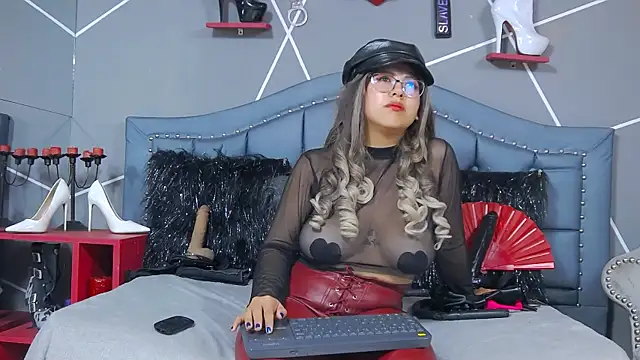 Snapshot of Evangeline chatting on 02.07.25 Evangeline online show from 02.07.25