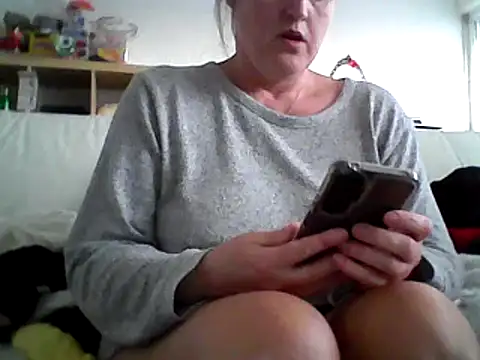 Snapshot of DragoneSFR chatting on 03.04.25 DragoneSFR online show from 03.04.25