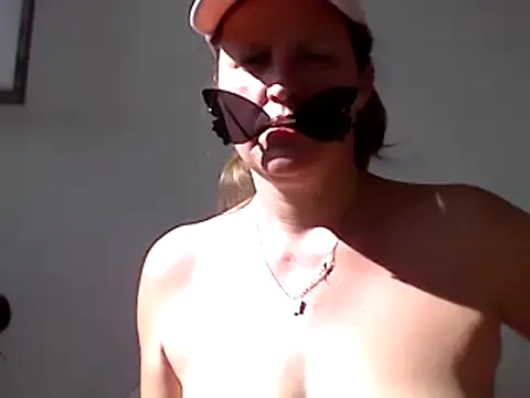 Snapshot of DragoneSFR chatting on 03.05.25 DragoneSFR online show from 03.05.25