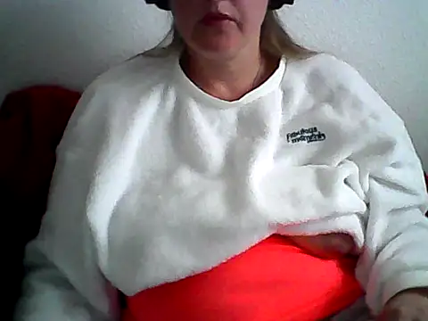 Snapshot of DragoneSFR chatting on 03.10.25 DragoneSFR online show from 03.10.25