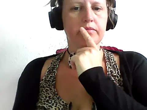 Snapshot of DragoneSFR chatting on 03.11.25 DragoneSFR online show from 03.11.25