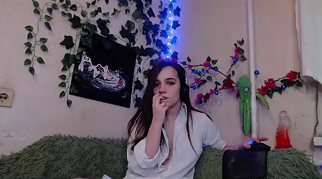 Snapshot of Tiny_Witch chatting on 01.21.25 Tiny Witch online show from 01.21.25