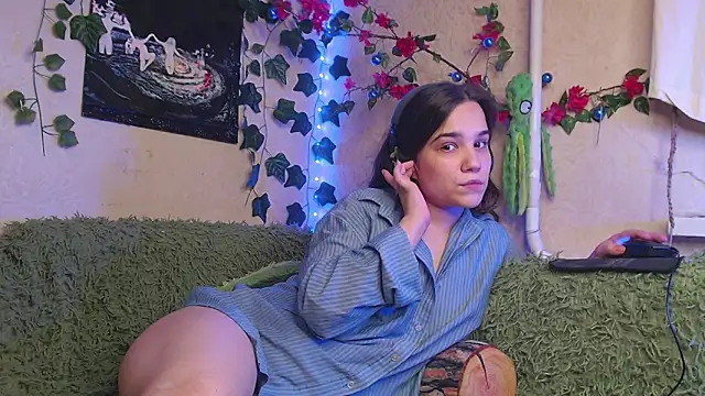 Snapshot of Tiny_Witch chatting on 09.09.25 Tiny Witch online show from 09.09.25