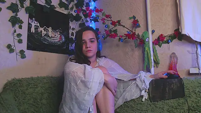 Snapshot of Tiny_Witch chatting on 10.10.25 Tiny Witch online show from 10.10.25