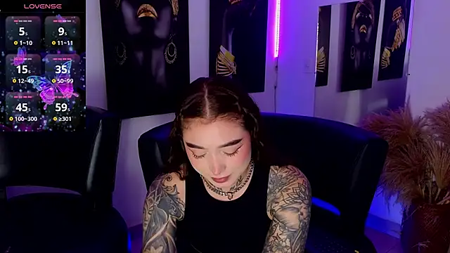 Snapshot of _brenna_hanson chatting on 11.22.25 brenna hanson online show from 11.22.25