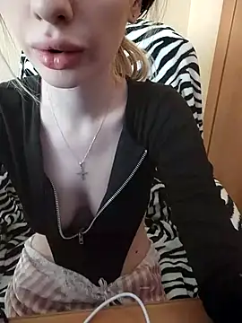 Snapshot of Elza_kom chatting on 03.15.25 Elza kom online show from 03.15.25