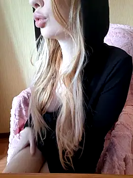Snapshot of Elza_kom chatting on 10.11.25 Elza kom online show from 10.11.25