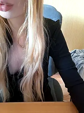 Snapshot of Elza_kom chatting on 10.23.25 Elza kom online show from 10.23.25
