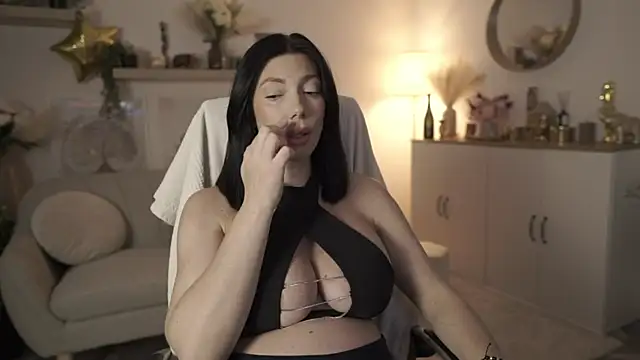 Snapshot of ViviRuth chatting on 10.23.25 ViviRuth online show from 10.23.25