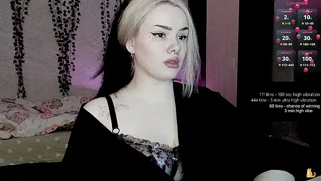 strawberry elfcat online show from 04.17.26