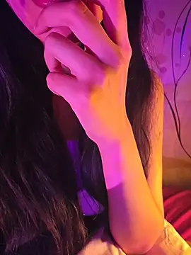 Snapshot of aloneathome chatting on 12.20.25 aloneathome online show from 12.20.25