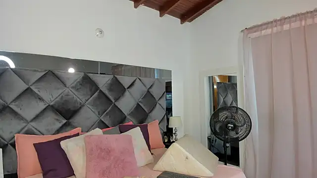 Snapshot of sofhiaa_adaams chatting on 02.13.25 sofhiaa adaams online show from 02.13.25