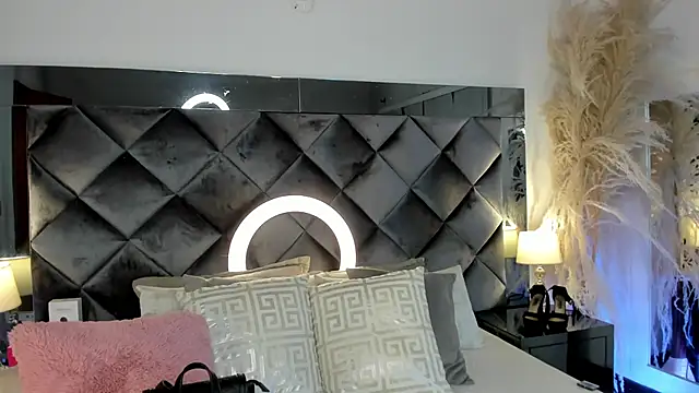 Snapshot of sofhiaa_adaams chatting on 10.18.25 sofhiaa adaams online show from 10.18.25