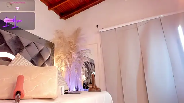 Snapshot of sofhiaa_adaams chatting on 10.28.25 sofhiaa adaams online show from 10.28.25