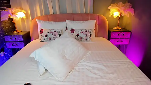 AmedeeaBanks online show from 11.17.25