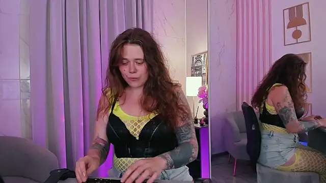 Snapshot of SophiePure chatting on 08.01.26 SophiePure online show from 08.01.26