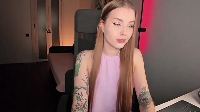 Snapshot of Midnight_Mi chatting on 10.25.25 Midnight Mi online show from 10.25.25