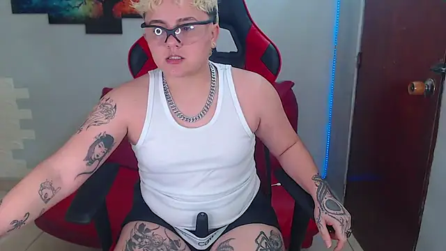 Snapshot of isabeautyx19 chatting on 01.08.25 isabeautyx19 online show from 01.08.25