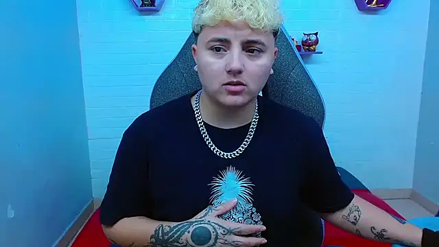 Snapshot of isabeautyx19 chatting on 01.10.25 isabeautyx19 online show from 01.10.25