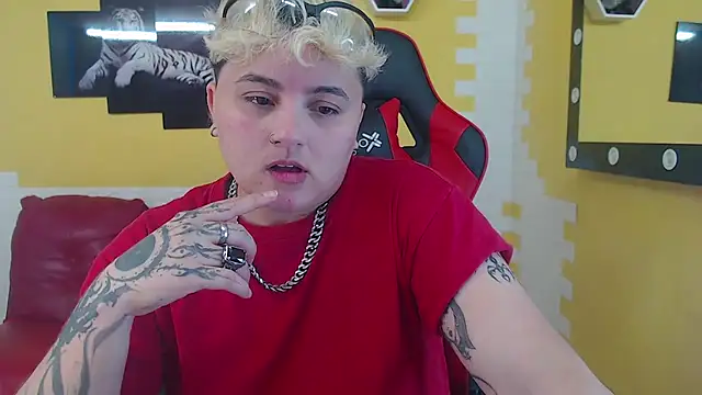 Snapshot of isabeautyx19 chatting on 01.13.25 isabeautyx19 online show from 01.13.25